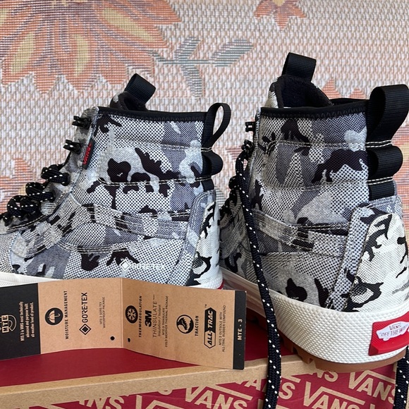 Vans WMNS Sk8-Hi Gore-Tex MTE
Arctic Camo Cloud
VN0A5111COI
Sneakers Boots - Picture 15 of 16